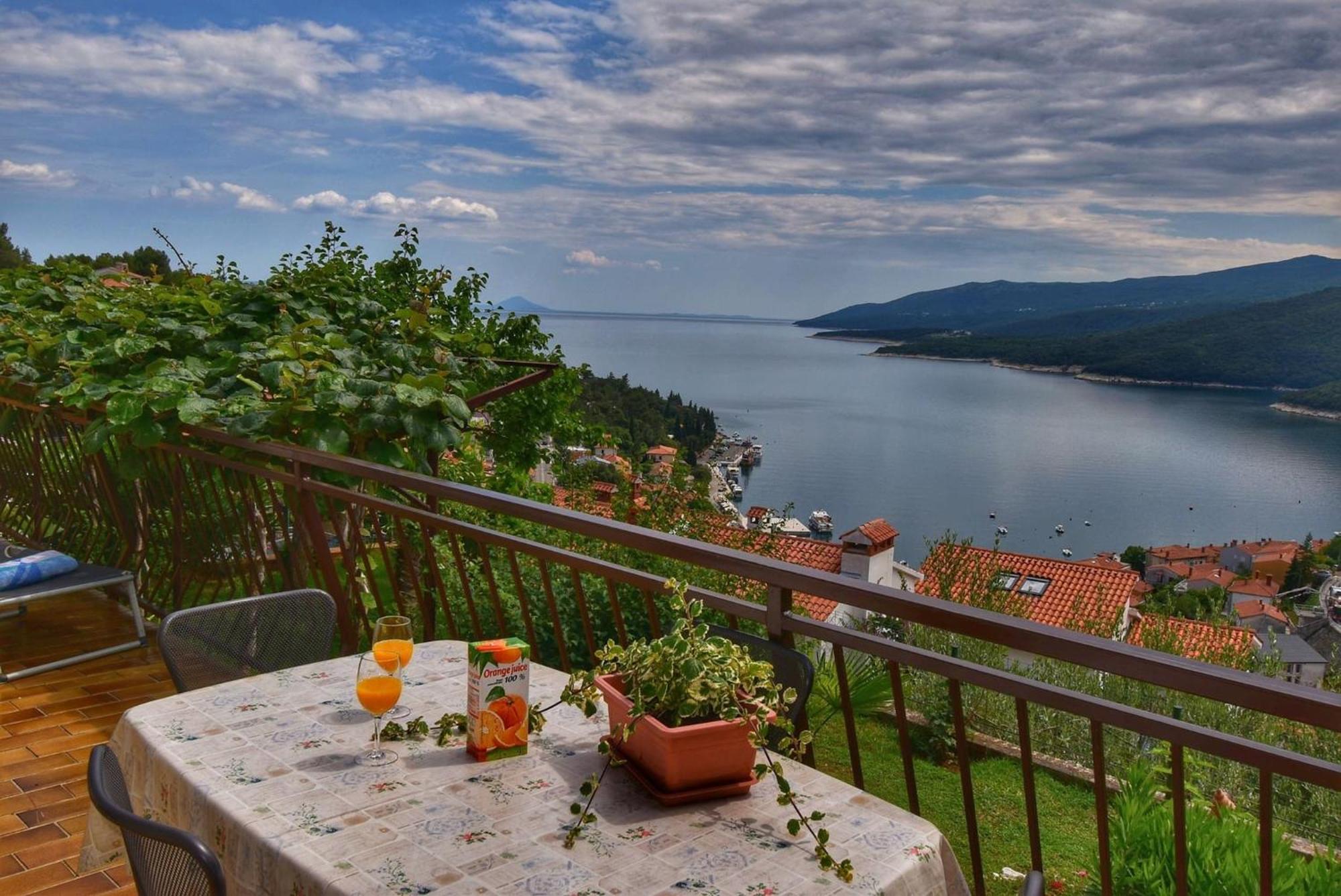 Apartment Neda In Rabac With Bay View Eksteriør bilde